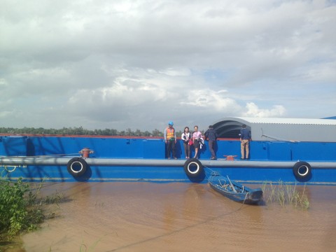 Barge Unloading Operation at Suvannaphum for steel, 