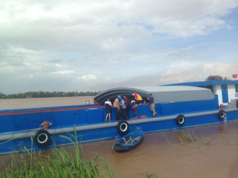 Barge Unloading Operation at Suvannaphum for steel, 