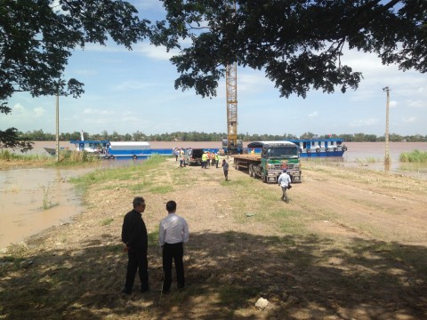 Barge Unloading Operation at Suvannaphum for steel, 